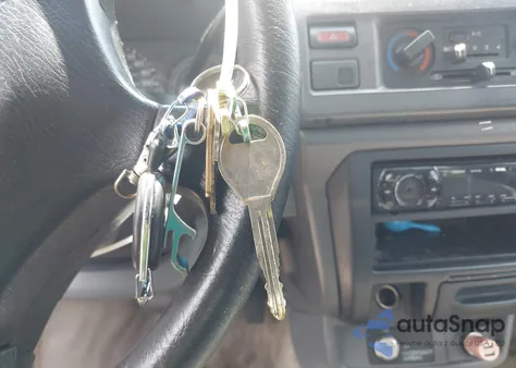 1998 Nissan Frontier Standard/Xe z USA, uszkodzony, nr VIN 1N6DD21S3WC376049